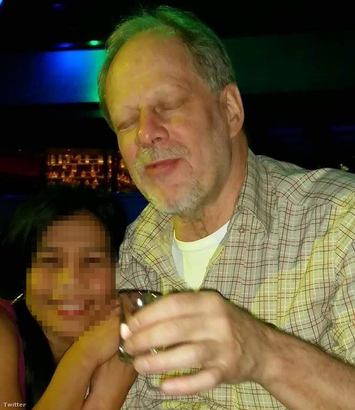 Nem sokkal azután, hogy a rendőrség megnevezte a Las Vegas-i merénylet elkövetőjét, a közösségi médiában terjedni kezdett a fenti fotó, amin állítólag a több mint ötven embert megölő 64 éves férfi látható. A CBS szerint a kép Stephen Paddock élettársa, Marilou Danley Facebook oldaláról származik, amit nem sokkal férfi nevének nyilvánosságra hozása után töröltek
