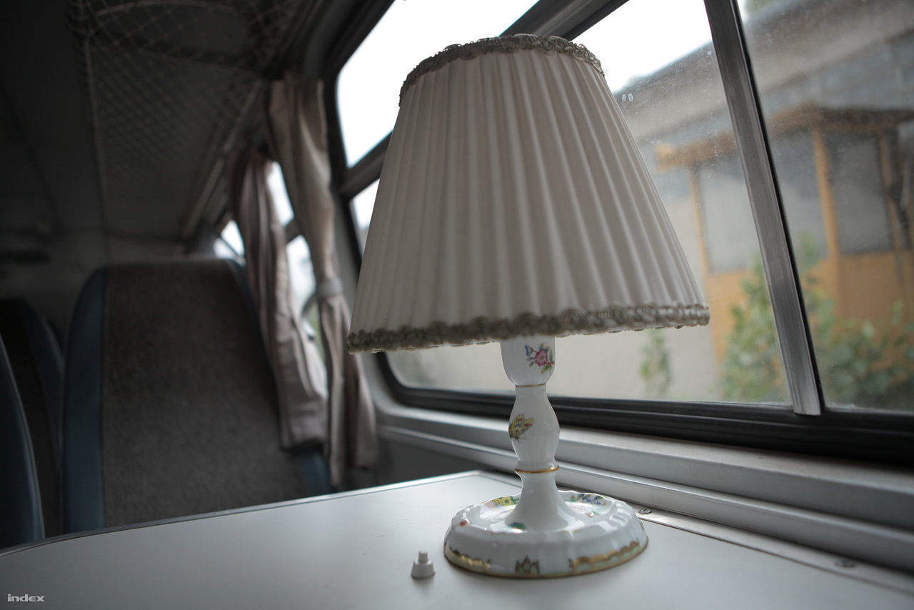 A busz elején két pár szembefordított ülés található, az asztalkákon Herendi-porcelán lámpával lehetett világítani az estébe, éjszakába nyúló utakon.