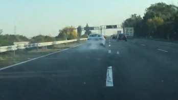Fehér füsttel ünnepelte utolsó métereit az Audi az M7-esen