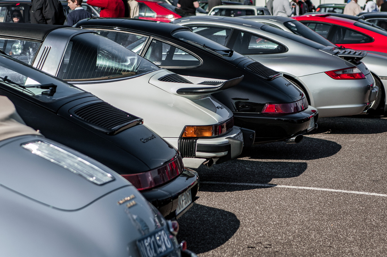 A Porsche-fanoknak kijutott a jóból: saccra minden tizedik méteren volt egy stuttgarti farmotoros. Ez véletlenül se pejoratív, ugyanis kétlem, hogy létezik olyan tisztességes autórajongó, aki nem elgyengülő térdekkel nézne egy 964 Turbót vagy egy tökéletesre restaurált 356 kabriót.