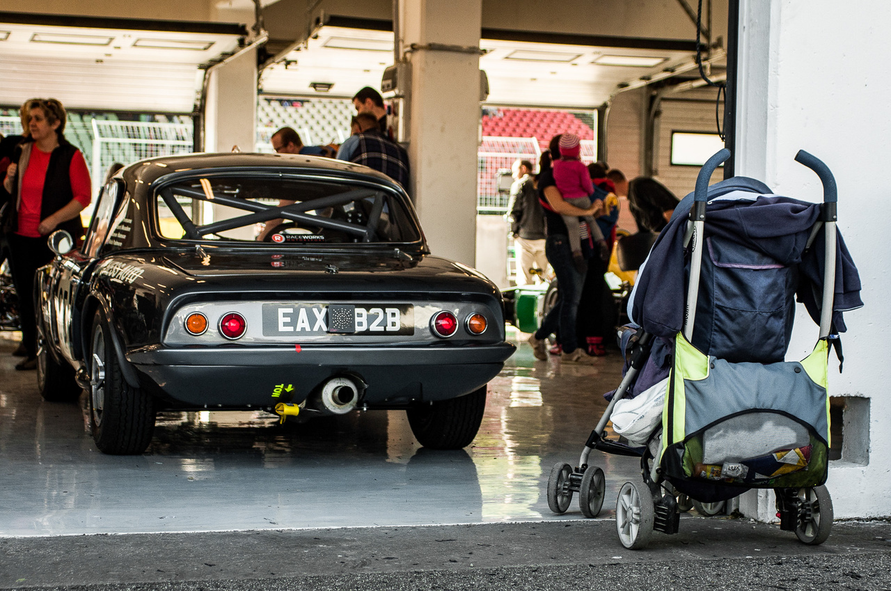 A kor nem számít: 1963-as Lotus Elan a boxban, és egy hozzávetőleg 2015-ös fiatal autórajongó első járműve a box előtt.