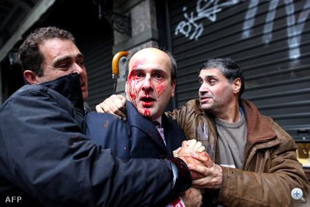 A feldühödött tömeg a parlament előtt összeverte Kosztisz Hacidakisz volt közlekedési minisztert