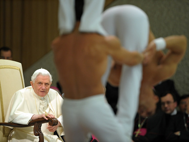Felállt a pápa a félmeztelen akrobatáknak