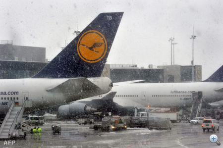 Egyedül Frankfurtban mintegy 540 járatot kellett törölni a havazás miatt