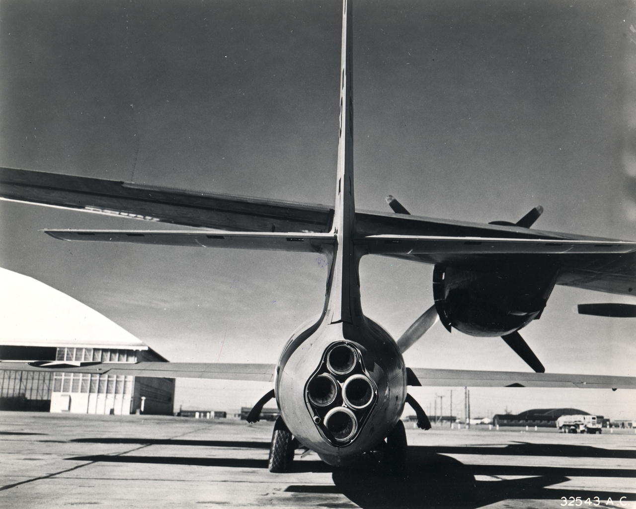 Mivel akkortájt nem voltak még elég nagy teljesítményűek a sugárhajtású repülőgép-hajtóművek, a Bell X-1-be egy négykamrás XLR-11 rakétamotort szereltek, ami összesen 26,500 Newton statikus tolóerő kifejtésére volt képes.
