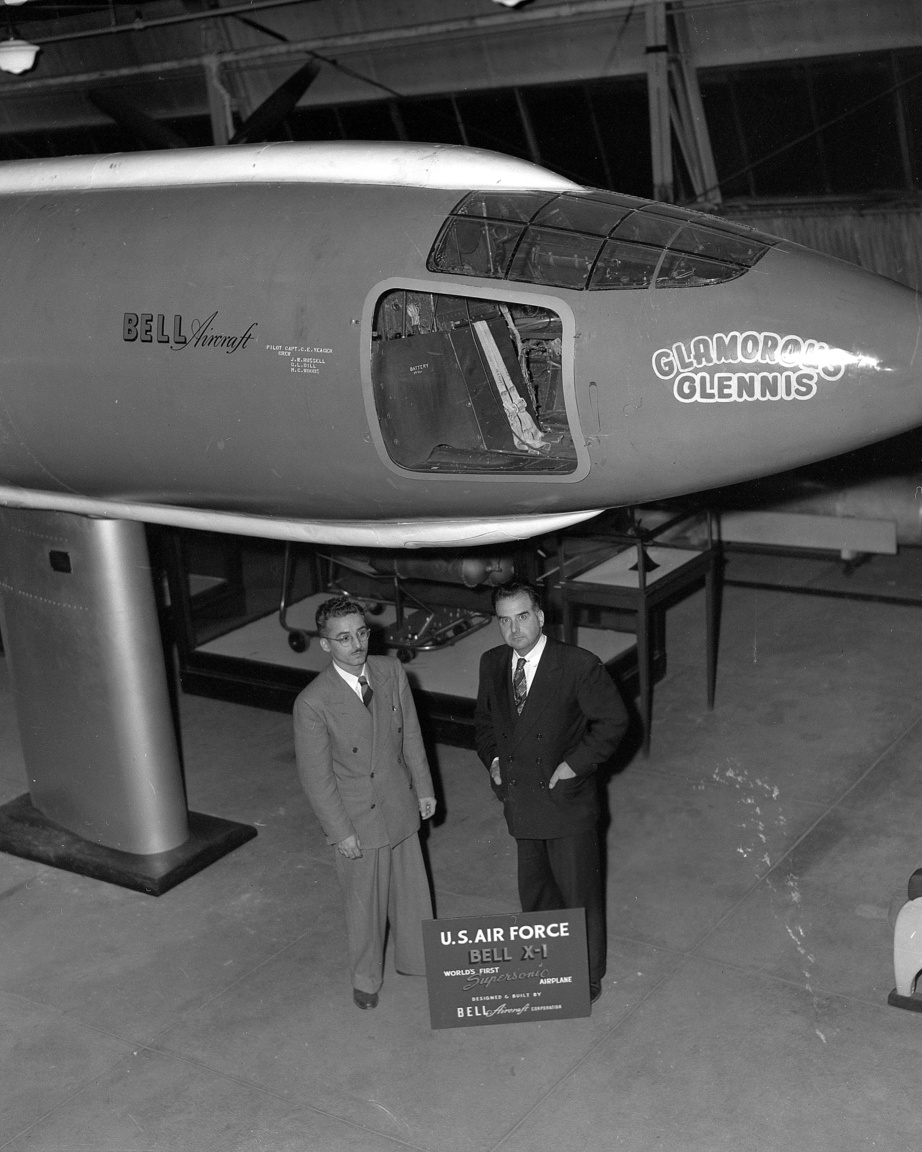1950 őszén már múzeumba is került a Glamorous Glennis. A képen balra Joseph J. Marchese, a Bell Aircraft Corporation dizájncsoportjának projektmérnöke és  
                        Paul E. Garber, a Smithsonian repüléstörténeti múzeumának kurátora látható.