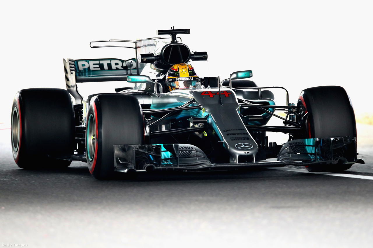 Szuzukában meg kellett mutatnia a Mercedesnek, hogy sem a Ferrari, sem a Red Bull nem jobb nála: össze is jött, annyira, mint ez a fotó: Hamilton pole-ból győzött.