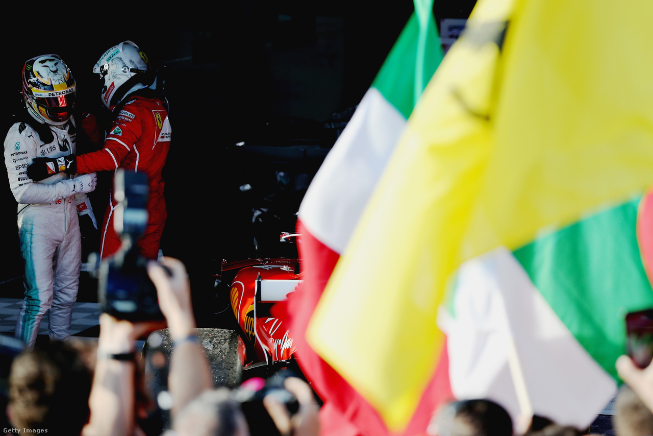 Az a verseny, amit váratlanul Sebastian Vettel és a Ferrari nyert meg. Hamilton gratulált, és versenyhelyzetben találta magát. Ami a Mercedesnek jóval nagyobb meglepetés volt, mint az angolnak, mivel három évig megszoríthatatlanok voltak.