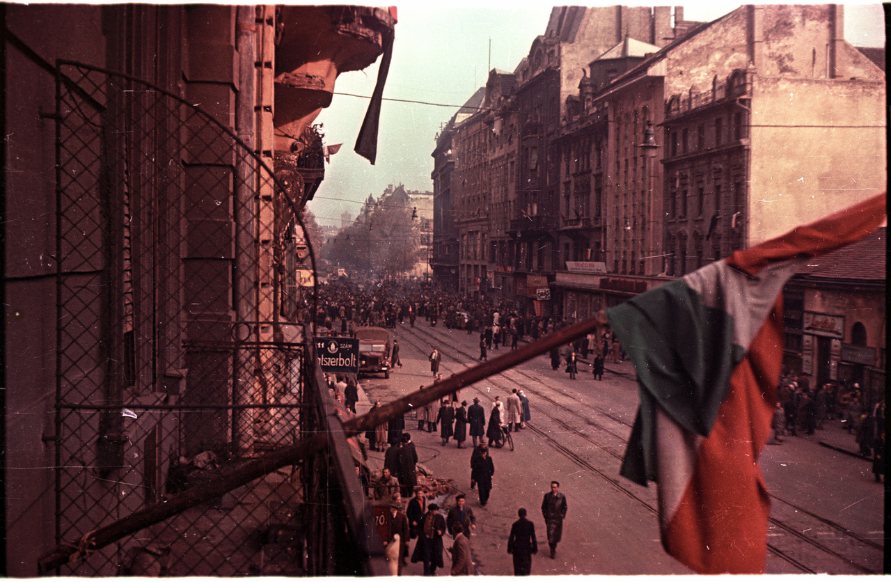 1956. A Kossuth Lajos utcán téglatörmelék, a távolban, a Semmelweiss utcánál könyvégetés.