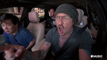 Chester Bennington önfeledten bohóckodott a Carpool Karaoke-ban