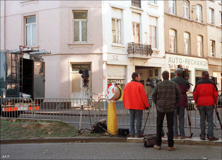 Újságírók Pándy András brüsszeli lakásánál 1997. október 28-án. 