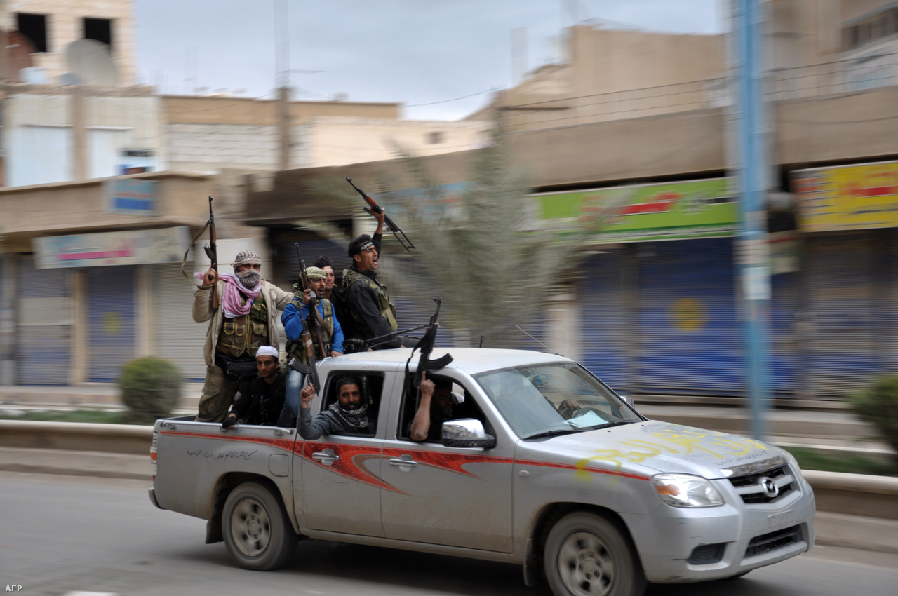 A nyugalomnak 2013 márciusában szakad vége, amikor is egy, főleg iszlamista milíciákból álló ellenzéki koalíció három nap alatt elfoglalta Rakkát. A szír kormány által fenntartott helyőrség egy északabbra lévő katonai körzetbe vonult vissza, melyet az ellenzéki milíciák hiába próbáltak többször is lerohanni. A 220 ezres Rakka volt az első nagyobb város, ami ellenzéki fennhatóság alá került; a hatalomátvétel során a milíciák sok kormányhivatalnokkal végeztek.