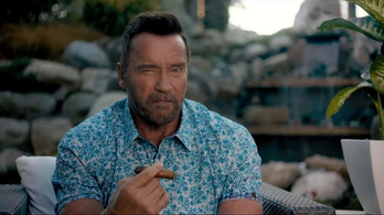Schwarzenegger egy hülye pojáca, de imádjuk