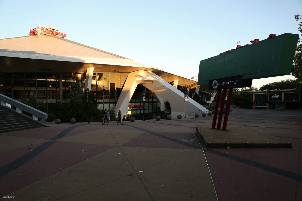 A Key Arena sportközpont 1962-ben, a világkiállításon nyitotta meg kapuit, Washington állam pavilonjaként. Paul Thiry építész alkotása a háború utáni modern amerikai építészet egyik gyöngyszeme, V alakú vasbeton lábakon álló, hiperbola vonalú tetőszerkezetével olyan hatást kelt mint egy földre szállt idegen csillaghajó.