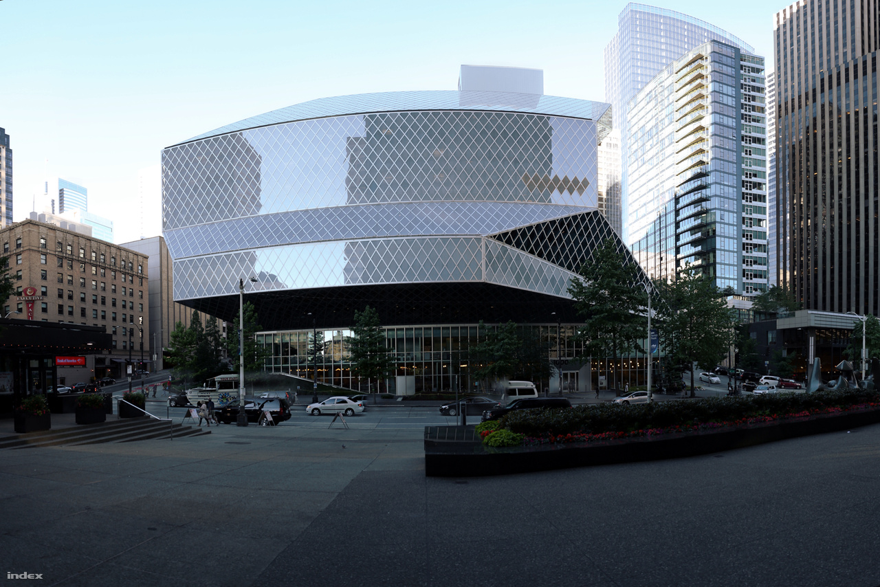 A 2004-ben befejezett közkönyvtár épülete sem aratott osztatlan sikert a városlakók körében. A másfél millió kötetet rejtő csupa szöglet alakzat kritikusai szerint fantáziátlan, zavaros és személytelen. Építészei, a holland Rem Koolhaas és az amerikai Joshua Prince-Ramus a digitális kor és a könyvek kapcsolatát tartották szem előtt tervezésekor.