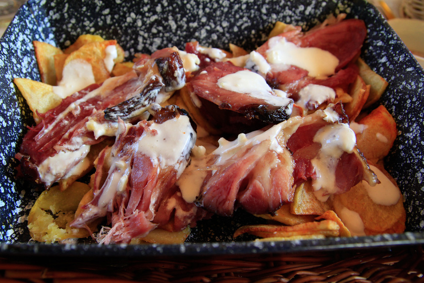 Ropogós-omlós sertéscsülök sült krumplival - A hús szétolvad a szádban