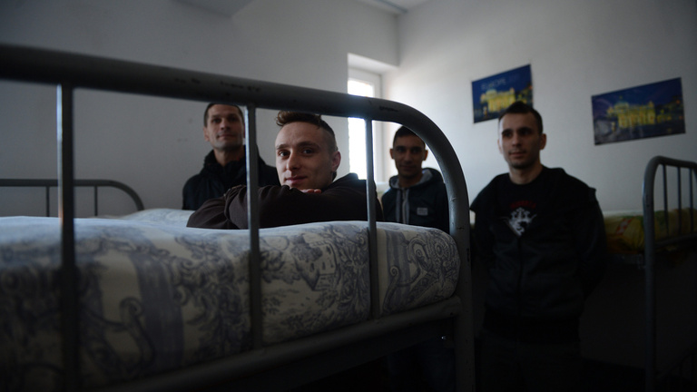 Az EU megbüntette Romániát a túlzsúfolt börtönök miatt, ezért szabadon engedtek 500 rabot