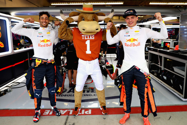 A texasi bika a két Red Bull-pilótával. Daniel Ricciardo, illetve a friss, 2020-ig szóló szerződéshosszabbítást aláíró Max Verstappen a Texas egyetem kabalájával, Bevóval, a bikával