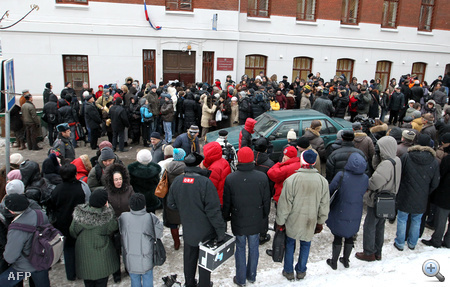 Újságírók és támogatók tömege december 15-én a bíróság előtt