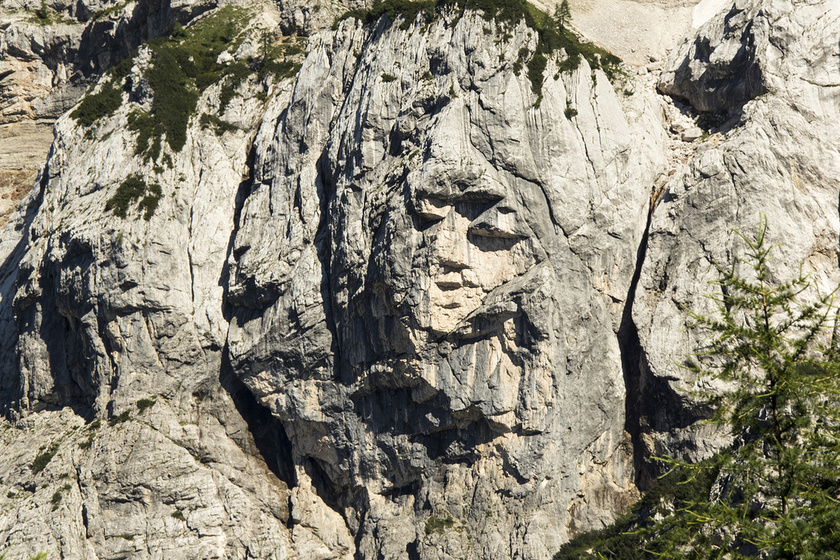 Emberi arcok a kőben: Magyarországon is látni különös formájú sziklákat