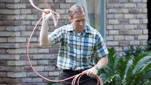 Mit csinálsz, Ryan Gosling? Lasszózgatok egy játéklovat a kertben!