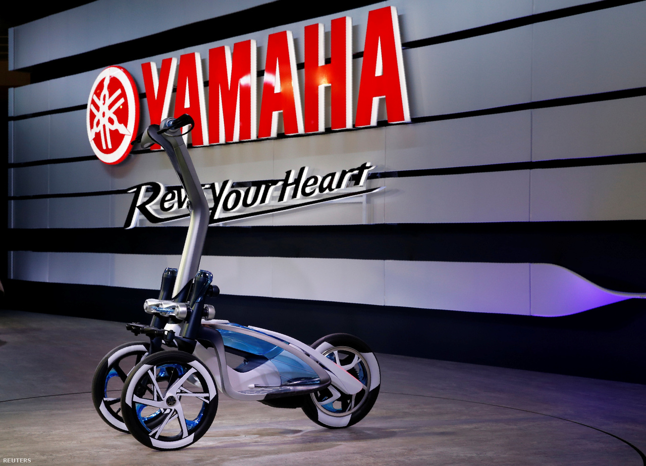 Ez itt a Yamaha Tritown. A könnyű, kompakt elektromos háromkerekűn állva rövid távokat lehet megtenni városi környezetben. 
                        