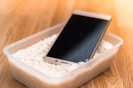 Tényleg érdemes rizsbe fojtani az elázott mobilt?