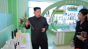 Kozmetikai gyárban fotózkodott Kim Dzsongun