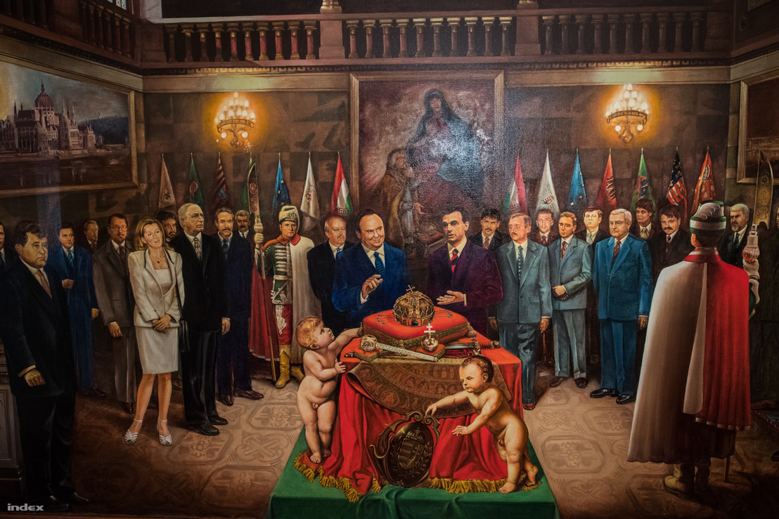 Az Orbán-Torgyán-kormány a Szent Korona körül.