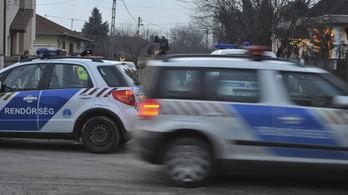 Futárként használt rendőrök viszik ki az orvosoknak a kártyaleolvasókat