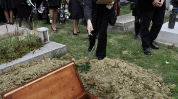 Ötvenszer drágább a Farkasrétiben temetkezni, mint Győrben