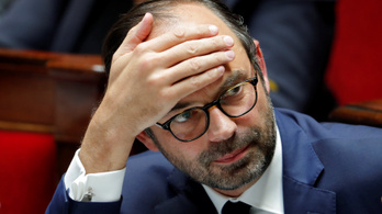 Kizárták a francia miniszterelnököt a saját pártjából