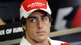 Ferrari-pirosra verik Alonso popóját?