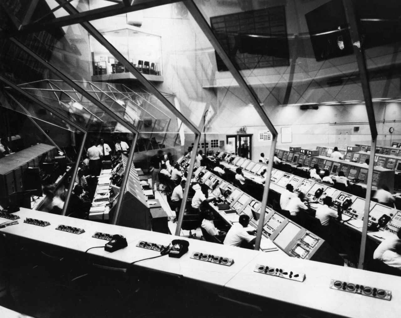 1967. november 8.: a Kennedy Űrközpont irányítóterme a start előtti éjszakán.
