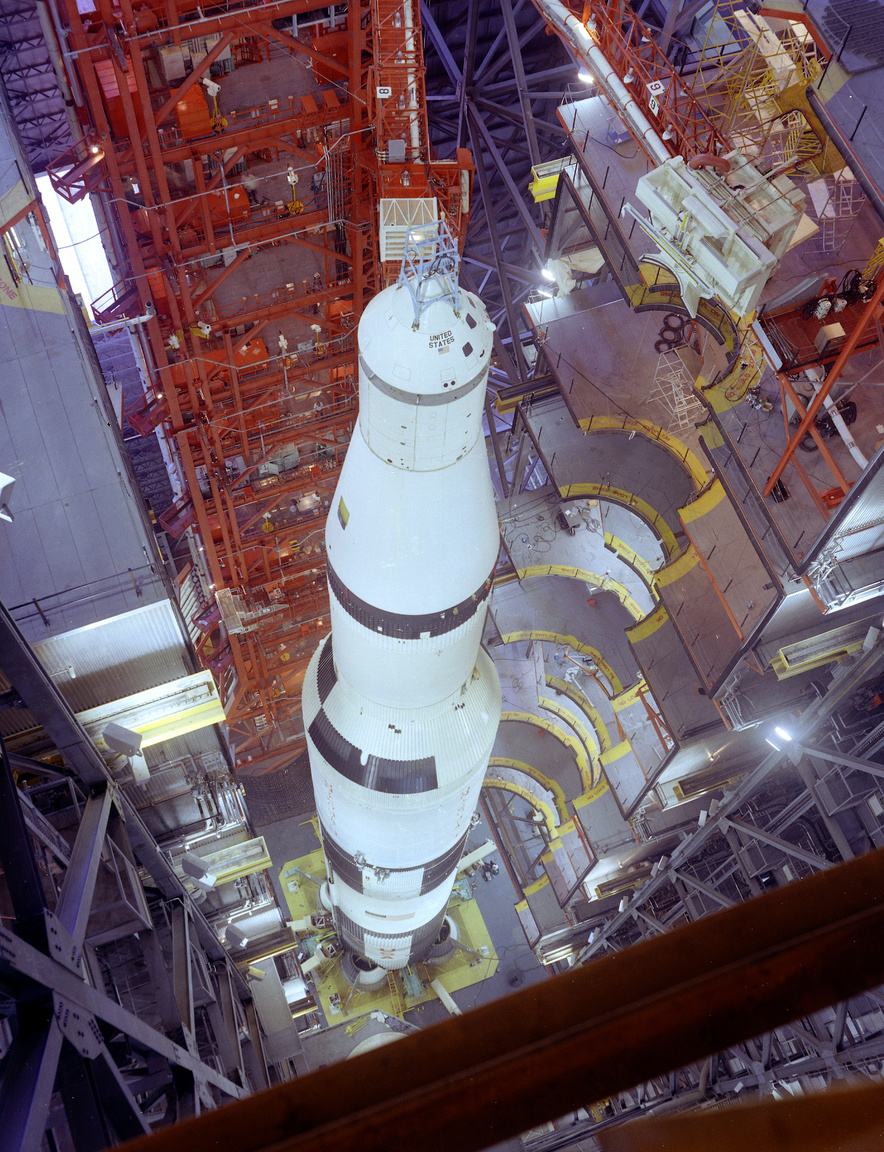 A csaknem teljesen összeszerelt Apollo-4 rakéta a VAB-ban, a legfölső emeletről nézve, már csak a kis mentőrakéta hiányzik a parancsnoki modul csúcsáról.