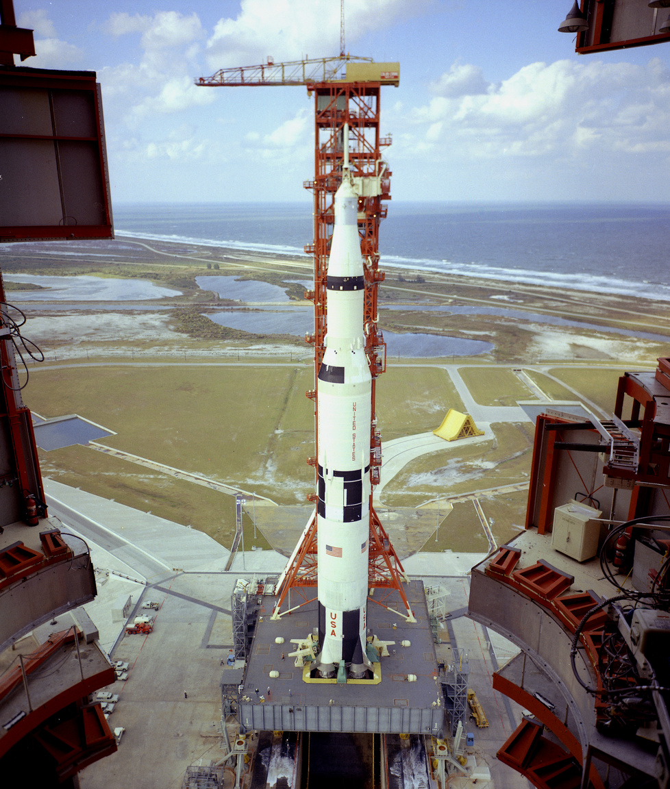 1967. november 1.: a startra kész Apollo-4 a startálláson, a mozgatható kiszolgálótorony tetejéről nézve. Az első fokozat hajtóművei alatt jól látható a lángverem, a rakéta mögött pedig lángterelő árok betonlegyezője.