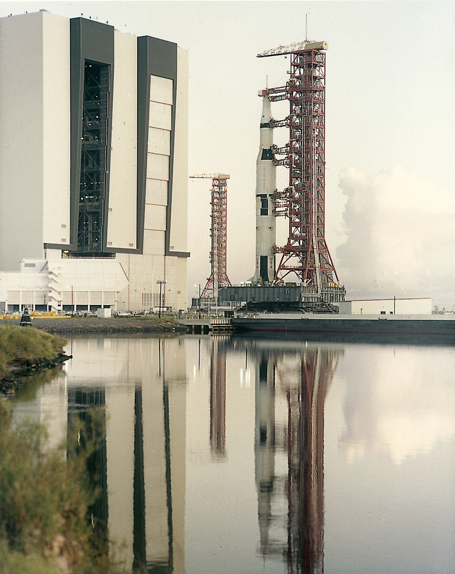 1967. augusztus 1. A teljesen összeszerelt, 110,6 méter magas Apollo-4 kigördül az összeszerelő-épületből.