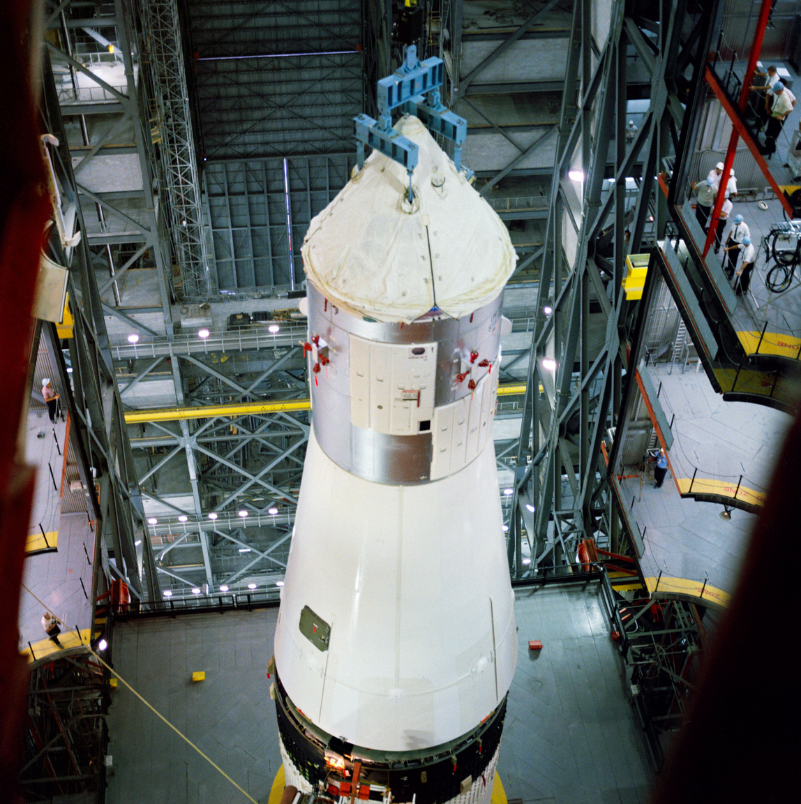 1967. június 20-án a Kennedy űrközpont rakétaösszeszerelő-csarnokában (Vehicle Assembly Building, VAB) helyére került a 017-es számú Apollo űrhajó (Apollo Spacecraft 017 Command Module, CSM 017), amit az Apollo-1 fél évvel korábbi tragédiája után alapos revíziónak vetettek alá. (A vizsgálat csaknem 1500 hibát tárt fel, ezek kijavítása 4 hónapot vett igénybe, jócskán eltolva a start eredetileg tervezett időpontját.)