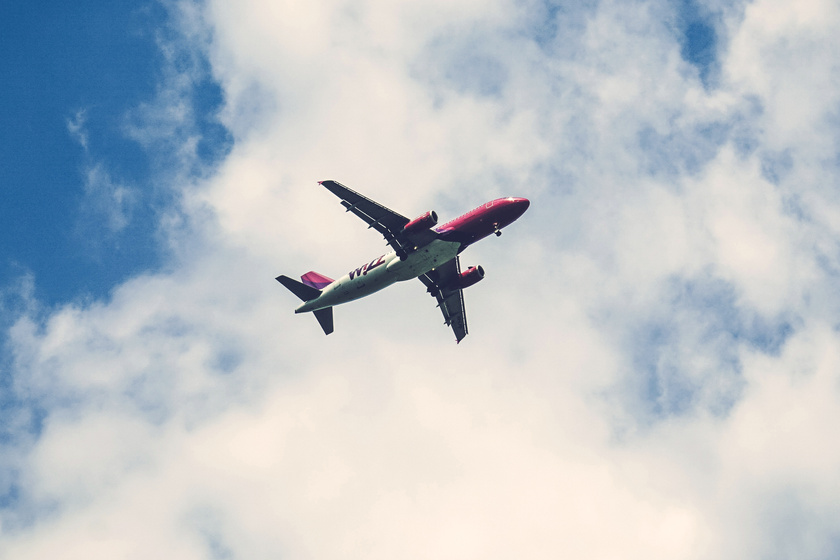 Kattintás, megosztás, és jár az ingyen repülőjegy? A Wizz Air figyelmeztet a csalásra