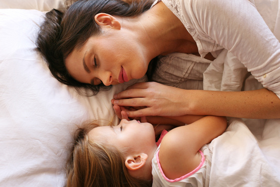 Jót tehet a gyereknek, ha együtt alszik az anyjával