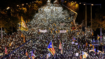 Tömegek tüntettek a lecsukott katalán vezetők kiszabadításáért