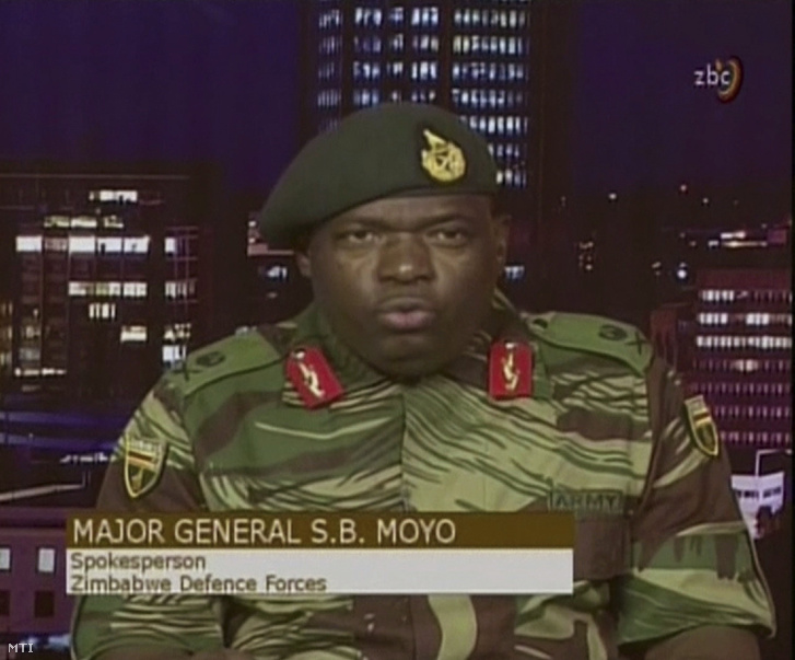 A videofelvételrõl készült képen Sibusisiwe B. Moyo dandártábornok a zimbabwei védelmi erõk szóvivõje a hadsereg által elfoglalt ZBC állami televízió hararei stúdiójában bejelenti hogy a katonaság átvette az ország irányítását Robert Mugabe zimbabwei elnök kormányától 2017. november 15-én.