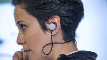 A Google tolmácsoló fülhallgatója szívás