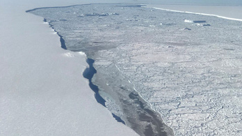 Közelről nézve megdöbbentő az Antarktisznál leszakadt jégtömb
