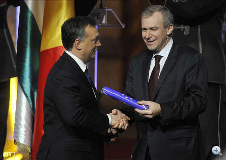 Orbán Viktor miniszterelnök (b) átvette az EU-elnökséget jelképező stafétát Yves Leterme ügyvezető belga kormányfőtől.