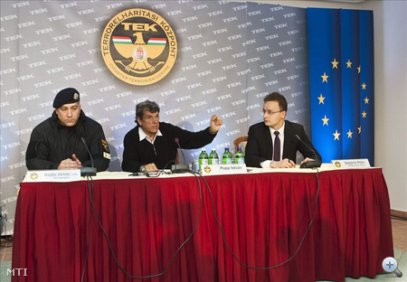 Papp István sajtótájékoztatót tart. Mellette balról: Hajdu János a TEK vezetője, jobbról Szijjártó Péter, a miniszterelnök szóvivője