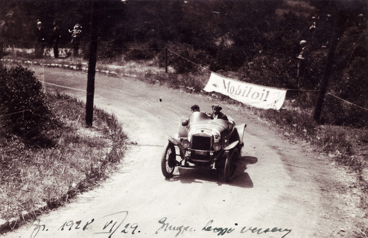 Látó-hegy, Tarján Antal és OM sportkocsija az 1928-as autóversenyen.