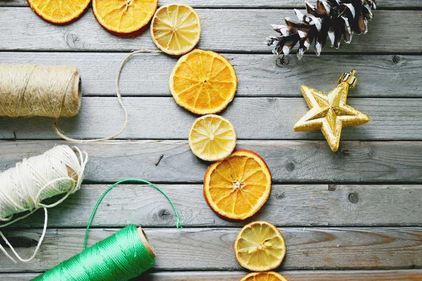 Illatos karácsonyi girland narancshéjból: ilyen szép díszeket készíthetsz