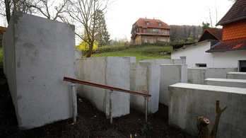 Aktivisták holokauszt-emlékművet emeltek egy radikális német politikus házánál