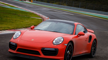 Porsche-vezér: a 911 még sokáig el lesz villany nélkül